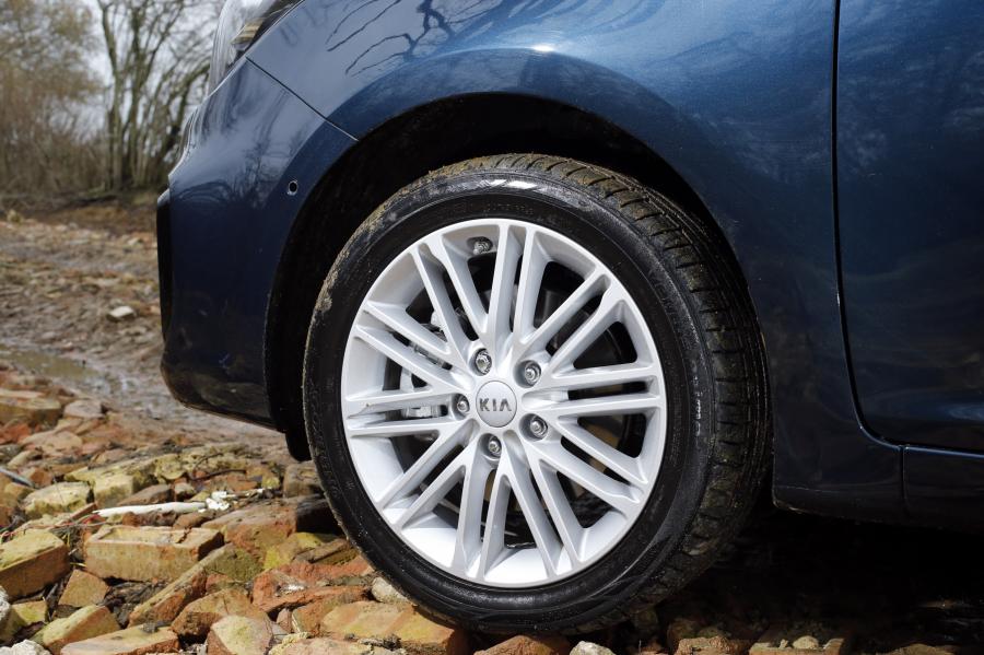 Колеса Kia Carens EcoDynamics 2016 года  (UK) (фото 14 из 17)